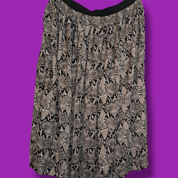 Stylish Black and Cream Women's Skirt - Picture 1 of 4